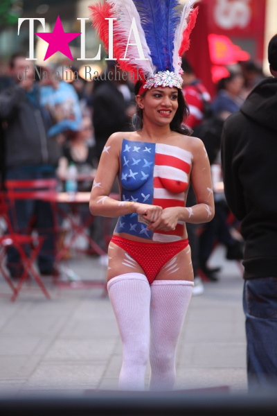 Развлечение для мужчин - фото на память о путешествии в Нью-Йорк рядом с этой девушкой :) Таймс-сквер (Times Square)